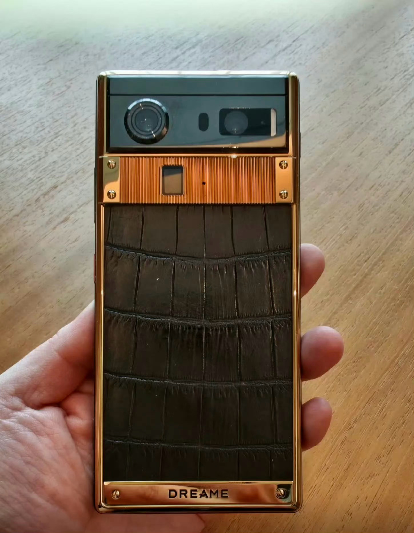 追觅这手机一拿出来，直接梦回当年8848了就是光看这外观，完全猜不透里面到底啥配