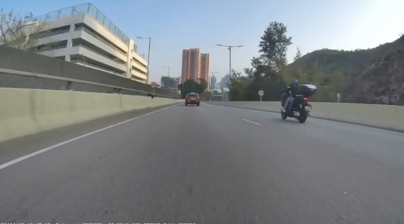 #58岁男子骑摩托车撞护栏身亡#【香港一男子骑车撞护栏重伤身亡！警方称或因车辆失