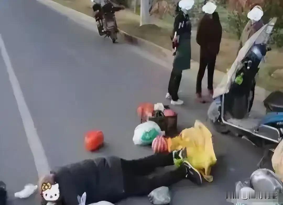 “路过也要被讹得倾家荡产？”山东，一路人发现老人摔倒在地，因担心被讹便摇头离开。