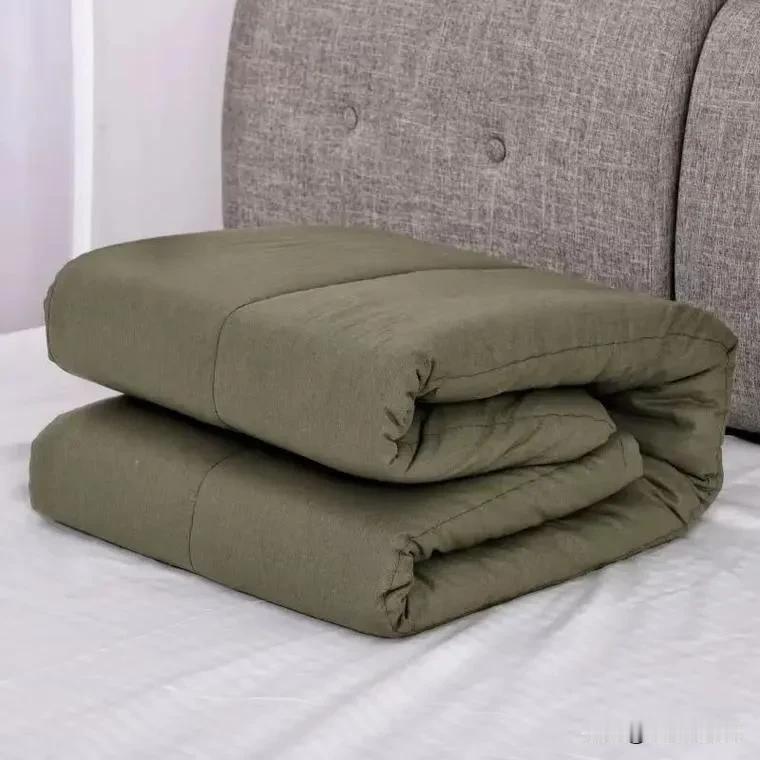 刚才到鱼塘边巡查，遇到一件奇怪的事。
一辆挂重庆牌照的小车停在我身边问路：“叔叔