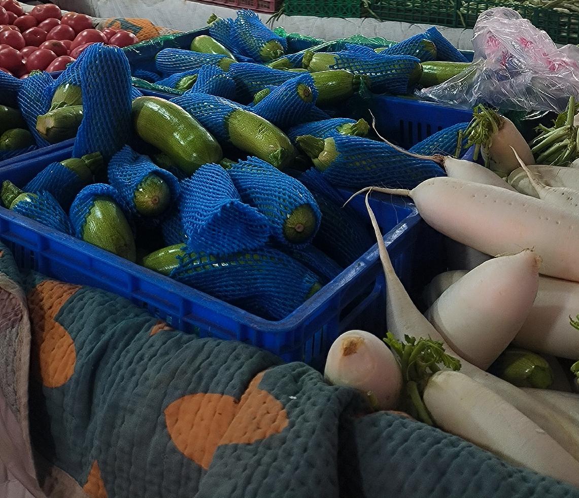 保定菜市场见闻：老太太顺手牵走两袋菜，老板娘无奈吐槽：这么大岁数了图啥？

逛农