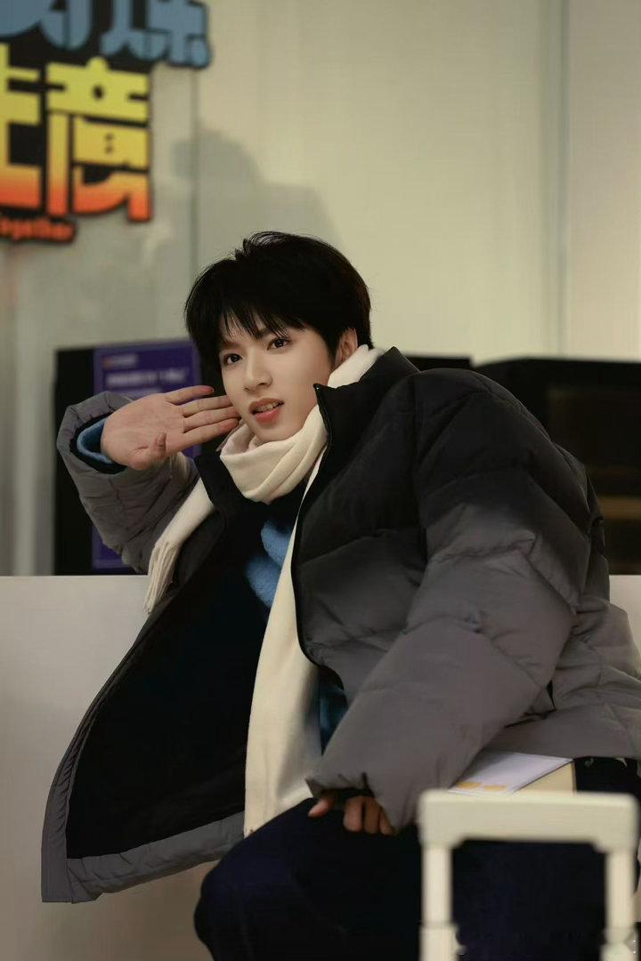 刘耀文贺峻霖又双叒叕在争宠了 贺峻霖这招太狠了，不争不抢只说“你吃了我多少顿饭”