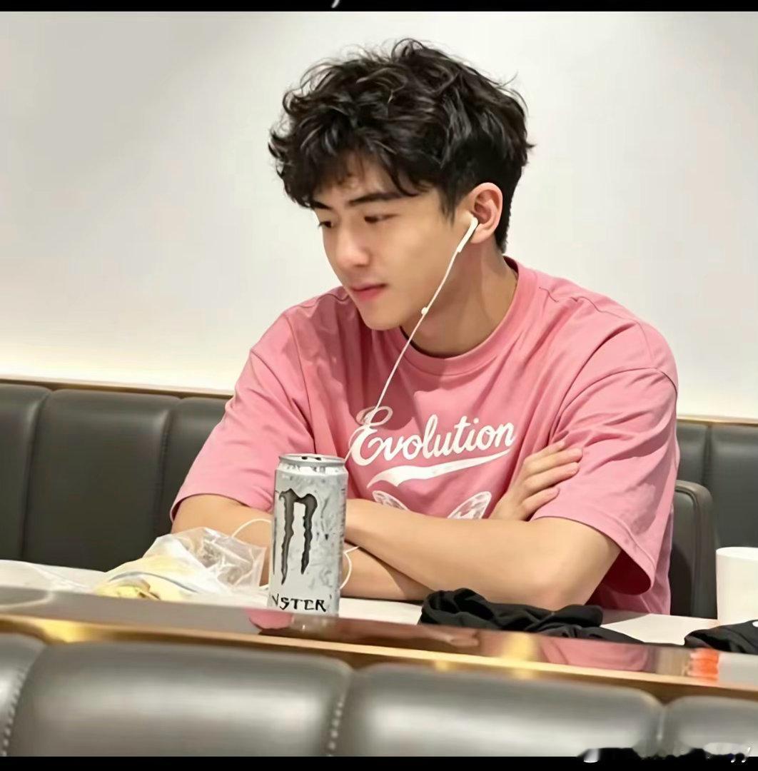 Lucas19岁颜值被形容为“不是精修的假面帅，而是骨相里透出的英气”，甚至有人