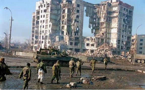 伊朗这场仗，基本上已经打不下去了。不是说伊朗要公开举白旗，那是绝对不可能的，毕竟