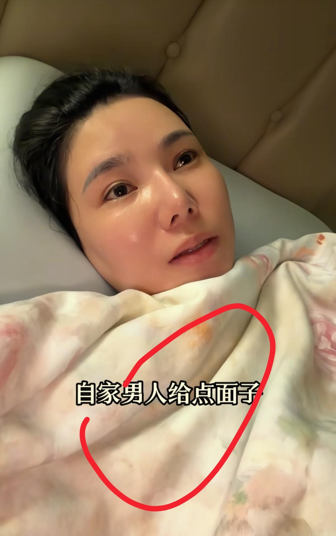现在全网最尴尬的女人就是东青了吧！
不是因为和老公吵架，也不是因为和亲戚闹僵，而