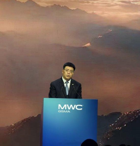 【移动董事长称AI不应只服务于精英，AI打开了运营商行业发展天花板】MWC26上