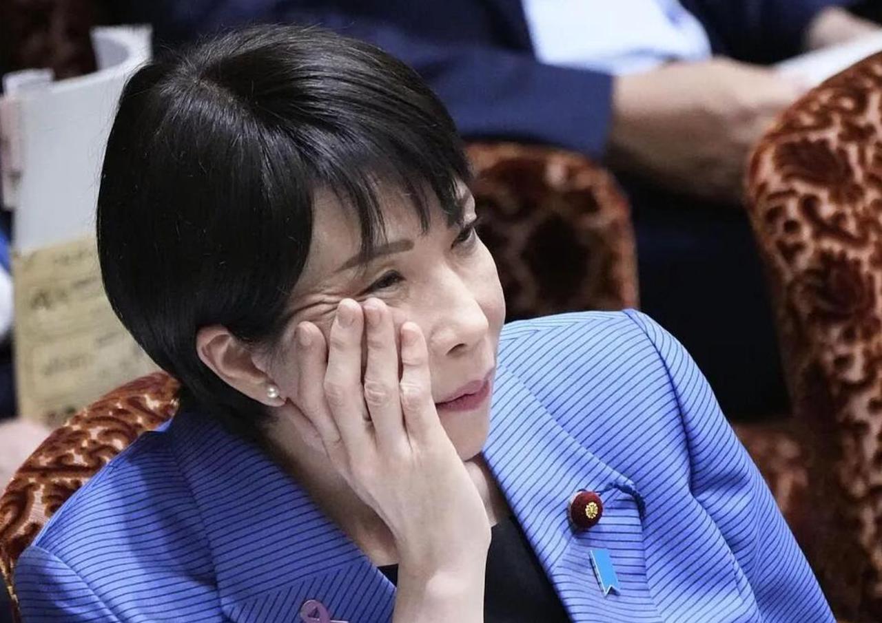 高市早苗“遥拜”点燃火药桶，支持率腰斩面临政治雪崩

2026年8月15日，日本