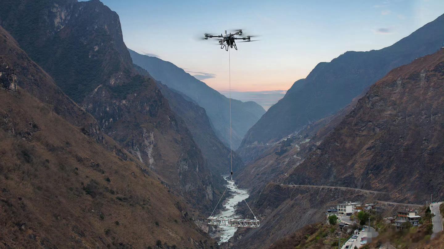 大疆发布最新的旗舰运载机DJIFC200大疆这台 FC200 运载无人机，把低空