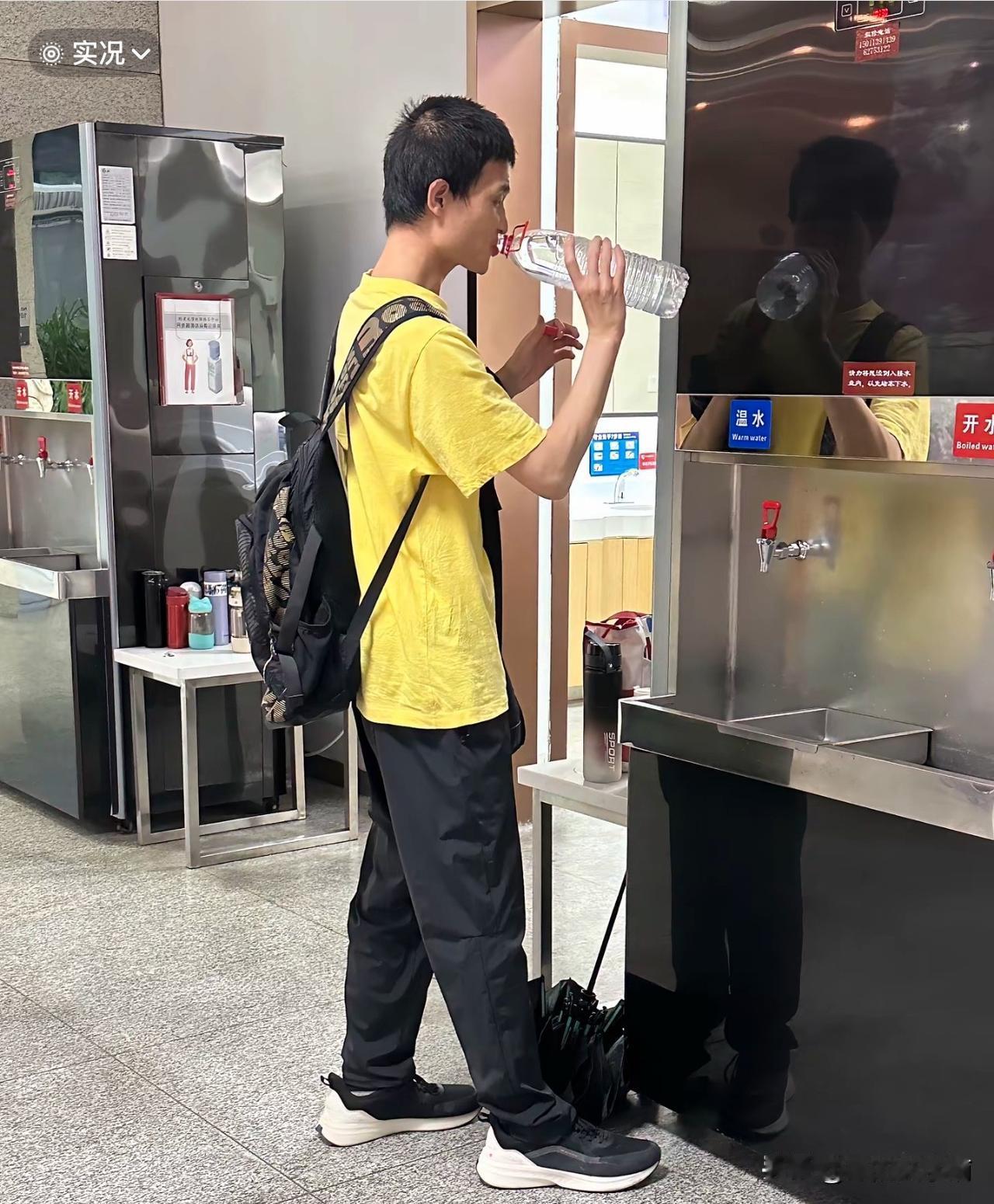 韦神用塑料瓶接水，仰着脖子，正不紧不慢喝水，
没人打扰时，他很自在，
咕咚咕咚喝