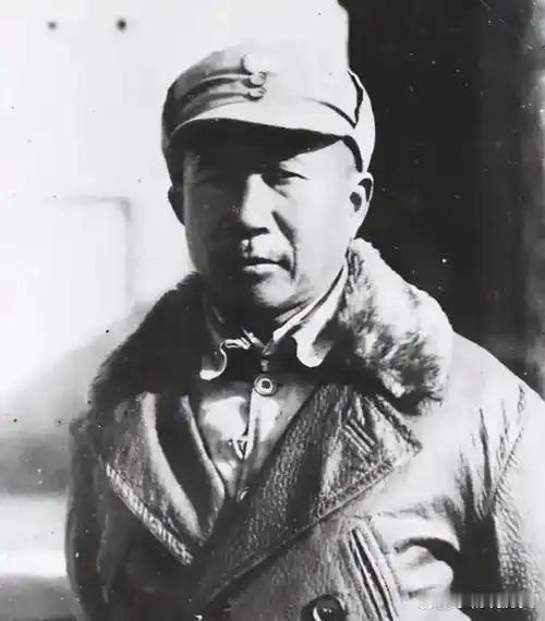 1942年，新四军张云逸师长，开会路上，抵达交通站后，突然发现花盆被摆放外面，警