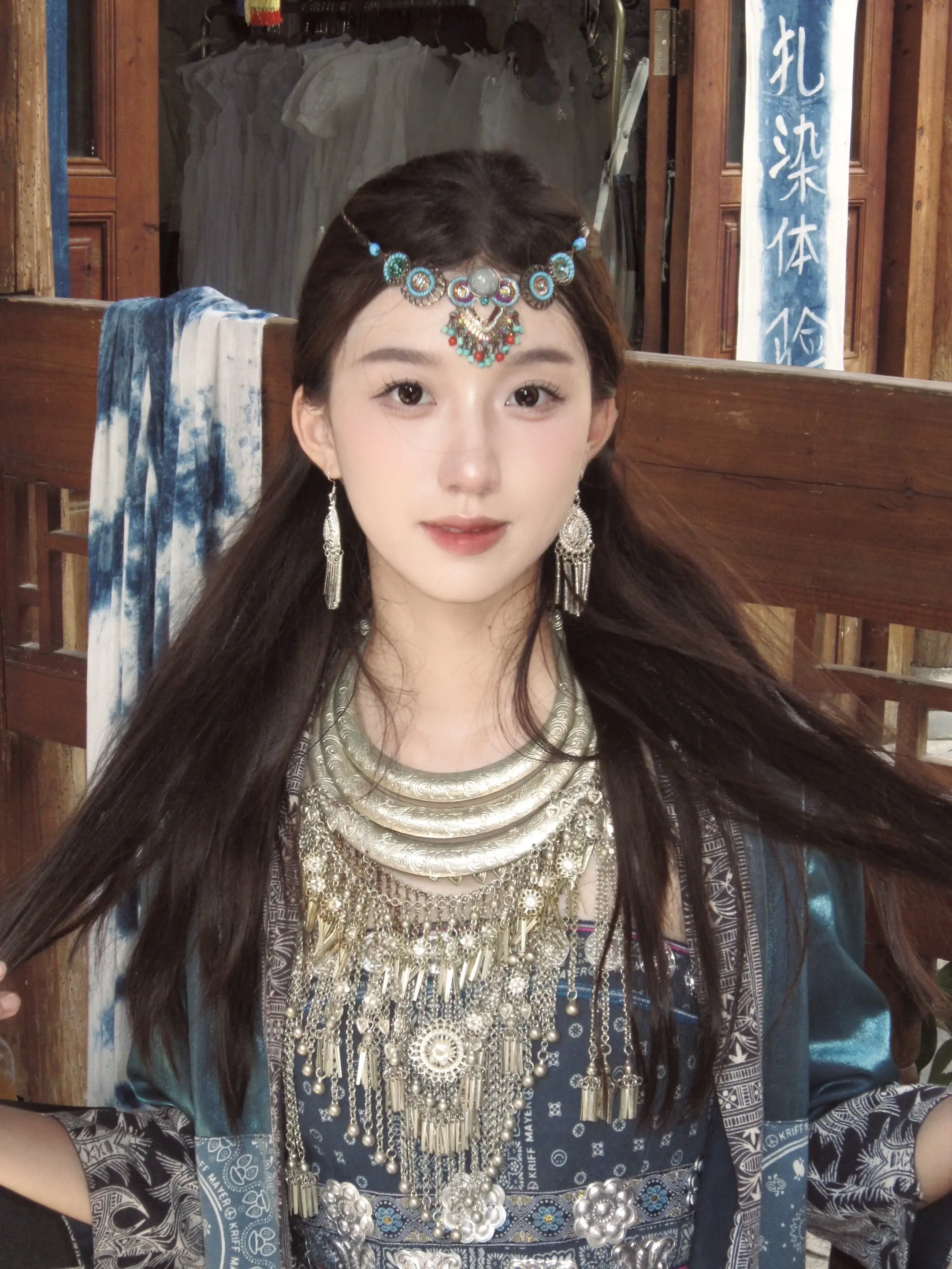 按照我们那的规矩 你应该跟我回寨子。