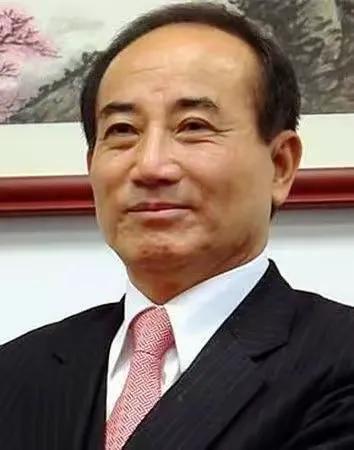 王金平这回算是被架在火上烤了。

网传他表态"主权归一、军事外交归中央"，结果办