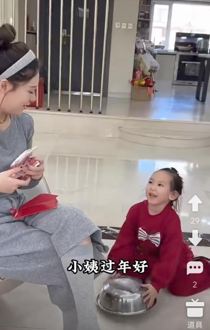 小姨不谈恋爱不找男朋友。
没想到，一年辛辛苦苦赚下的钱，全被三个小外甥掰年时掳走