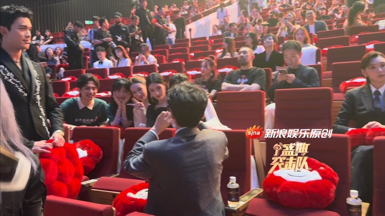 张若昀帮女明星拍合照张若昀帮孙怡林允程潇李思潼拍照张若昀帮孙怡林允程潇李思潼拍照