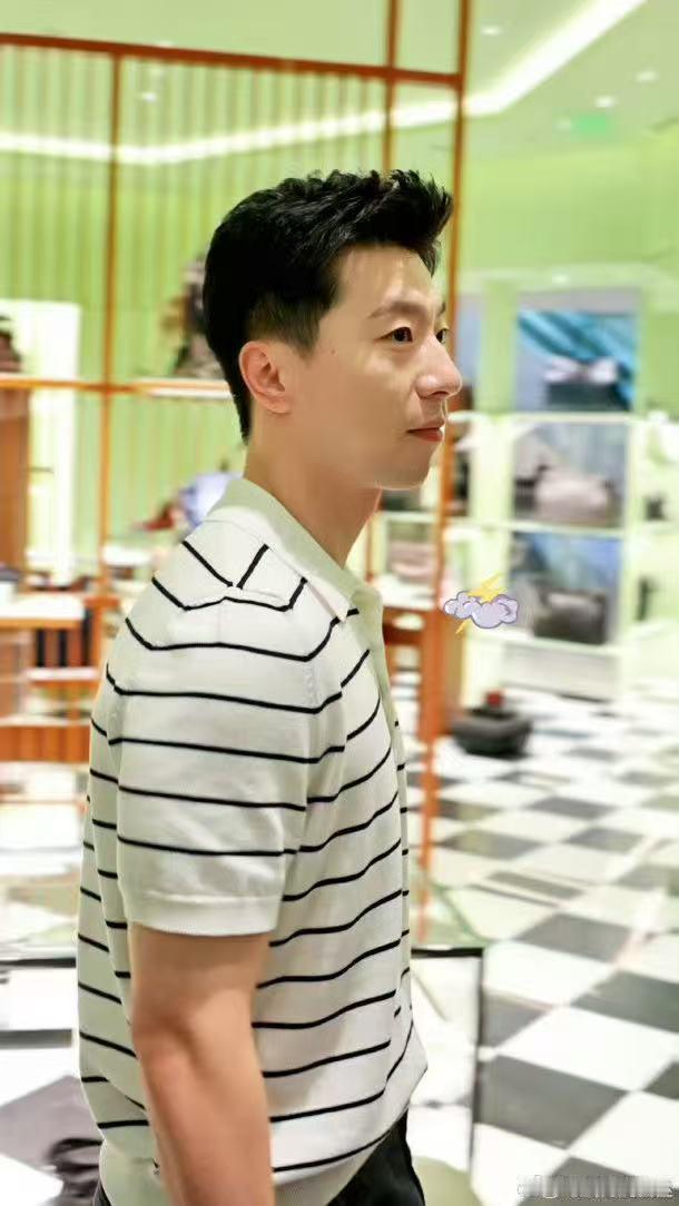 马龙条纹polo衫造型马龙深圳活动逛活动被这身穿搭惊艳到，休闲款式尽显随性气场，