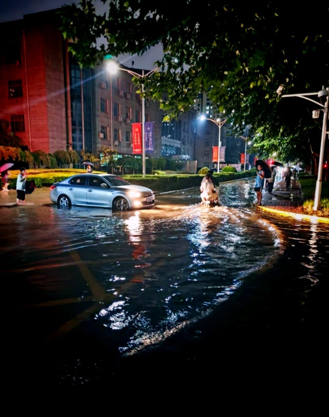 夏天来了
很多时候一雨成海

这就是夏天的烦恼啊