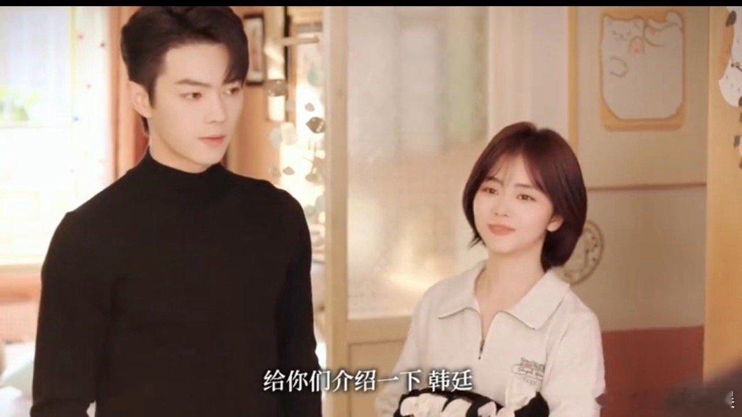 #淳贵人紫色睡裤还挂在傅恒腿上#我说怎么看这个睡裤有点熟悉，原来这是小情侣之间的