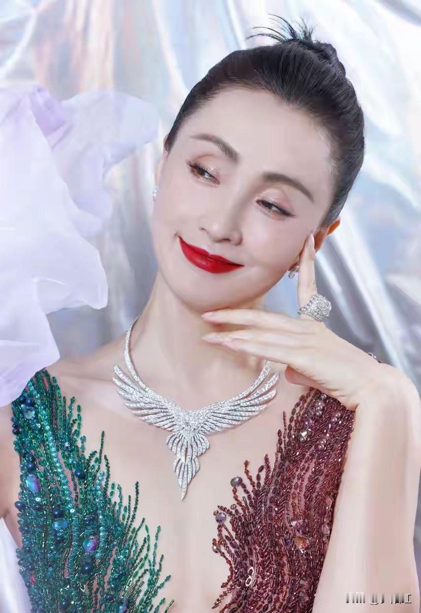 把演员陶虹最美的一组图片分享给大家，希望大家喜欢。尤其是她那双灵动的小眼睛，里面