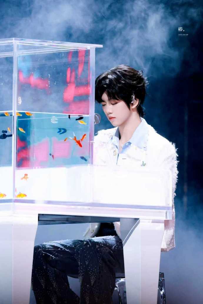 张函瑞我是一只鱼神图 张函瑞 荣耀之战 我是一只鱼舞台饭拍张张都是神图来的吧，反