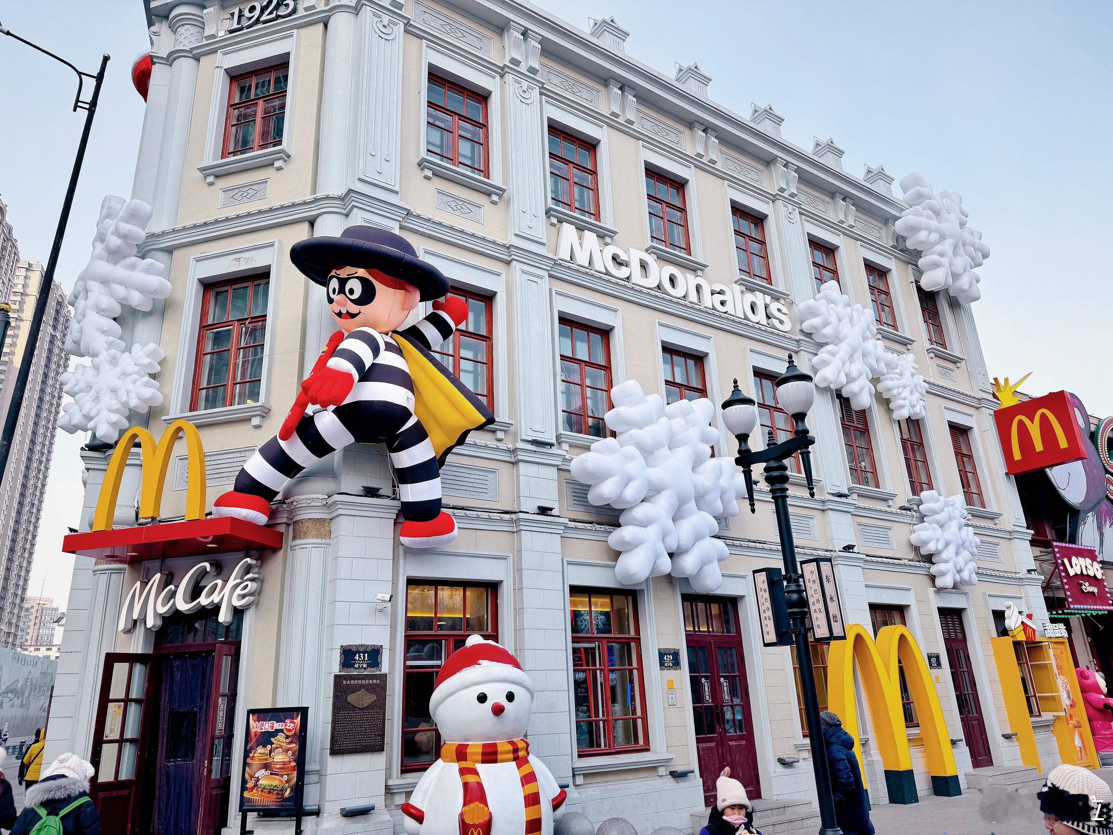 万千气象看龙江 阿妥来到中华巴洛克街区，这里的每一处景致都透着自然天成的巧思。西