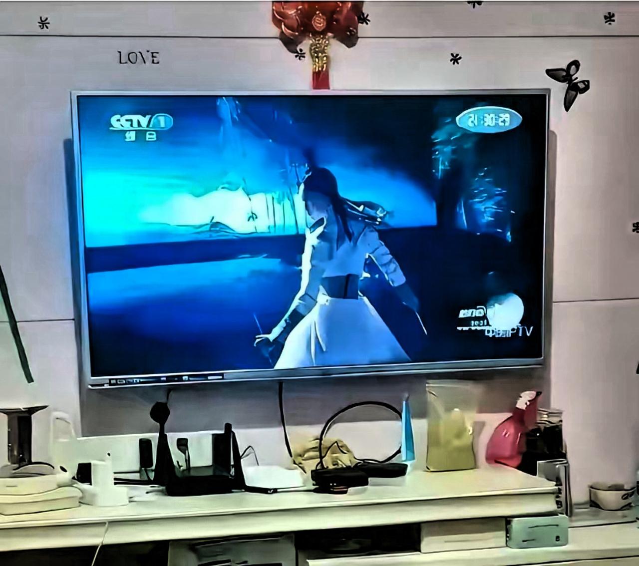 央视秋晚被广告“淹没”？这才是问题的关键

看个中秋晚会长得记住赞助商，记不住节