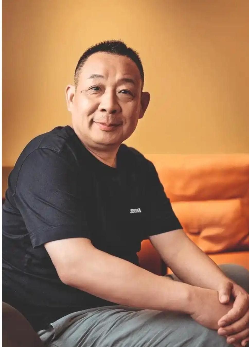 3月8号那天
胖东来让商界震了一下，
不是发奖金，也不是年终奖翻倍，是把公司净资