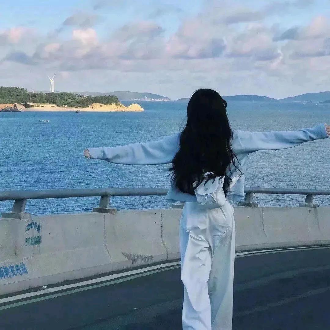 ☘️现代诗:《流云》
原创/首发


描摹几缕天际间的流云
能否暂且放下那些深念