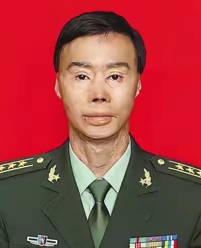 1995年，解放军战士梁强，21岁，成都军区某团的后勤战士，乘车回部队的途中，劝