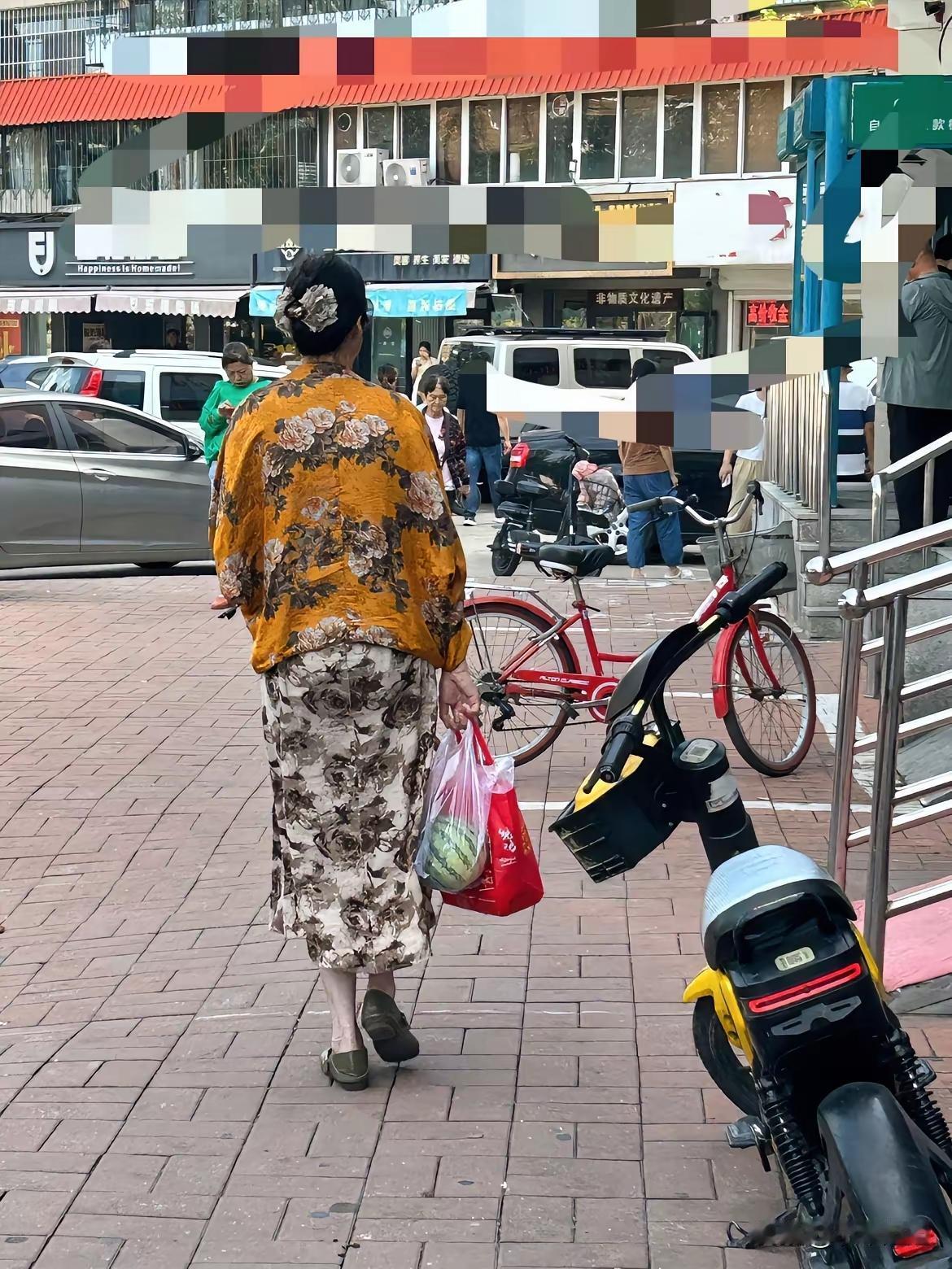 路上偶遇一位大姐，一看就是特别懂持家的人，把替换下来的旧窗帘和门帘稍作改造就穿在
