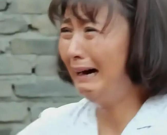 说错话可以道歉，取得观众谅解。但最不应该的是怒怼观众，说什么酸黄瓜。
 
敢怒怼