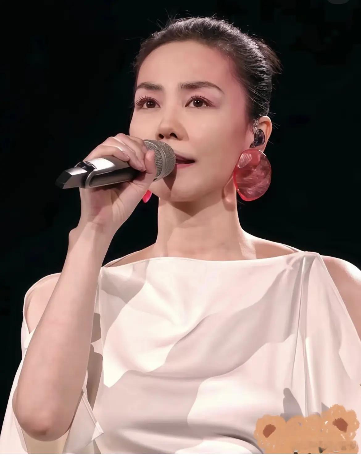 王菲还未唱已带火你我经历的一刻56岁的王菲，将第六次登上春晚，还没正式开唱。歌曲