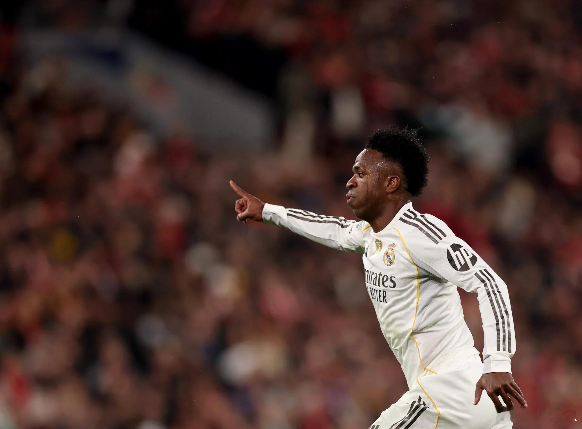 皇马锋线危机！维尼修斯八场球荒，更衣室矛盾加剧伯纳乌的包厢里，弗洛伦蒂诺·佩雷斯