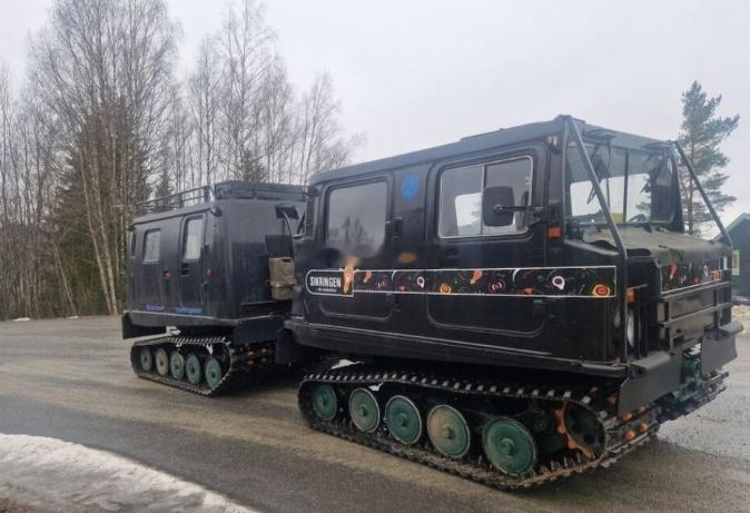 这辆履带车是1988年出厂的，2009年从军队退役的，说是带一个机枪设计舱口。照