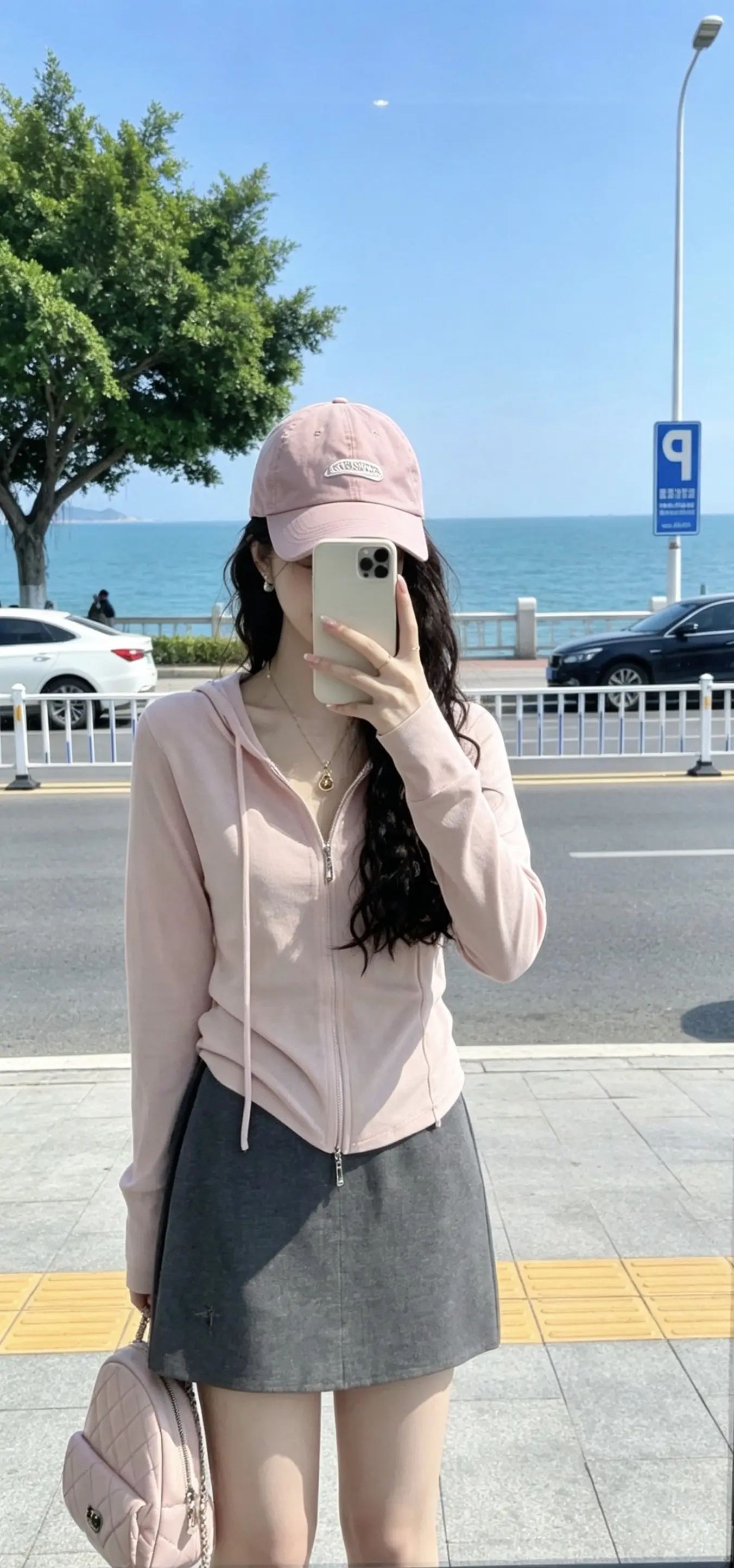 "日子不必处处周全，        你笑了，生活就甜了。"