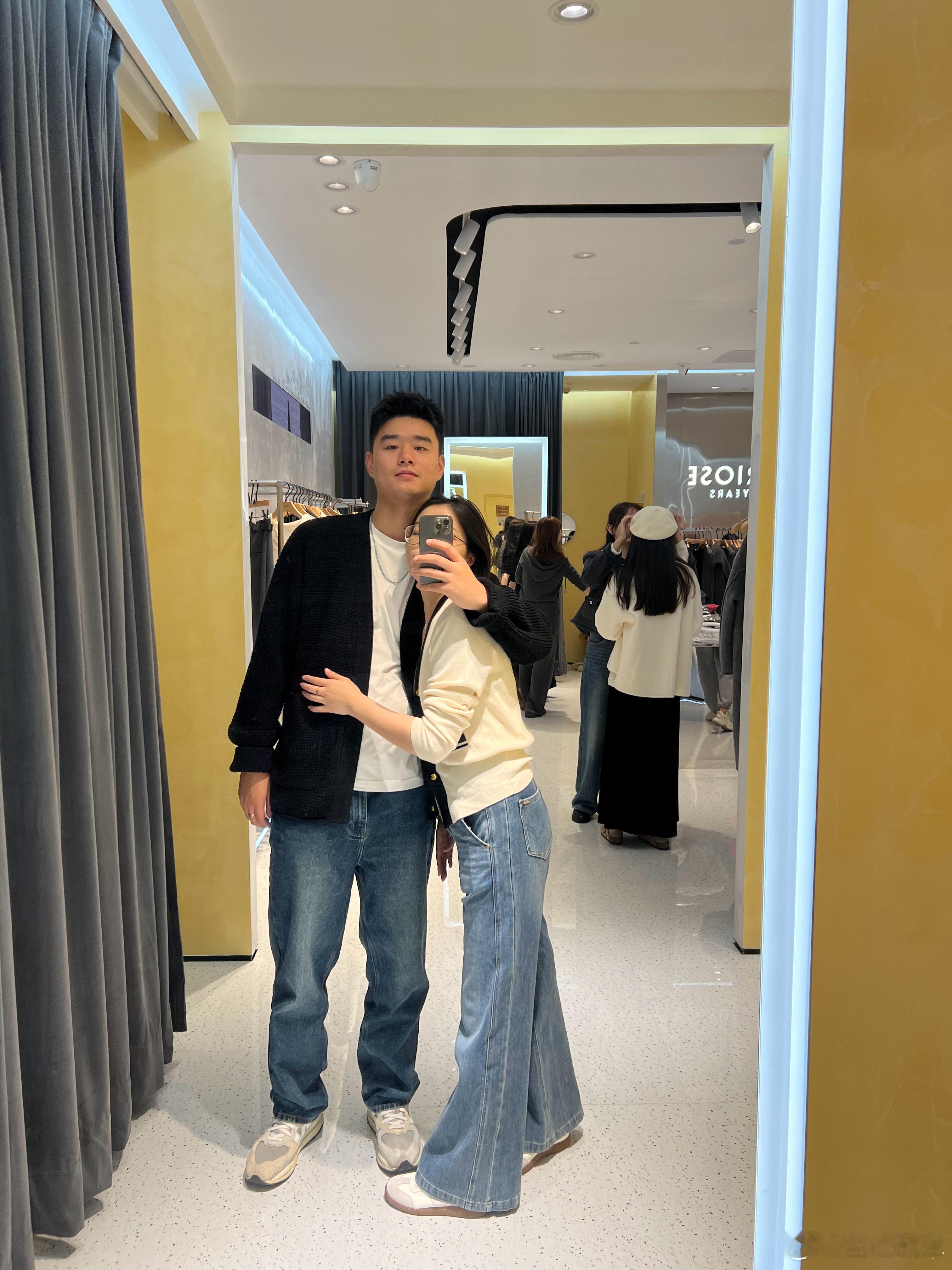 还是没来电跟媳妇出来逛个街[耶] ​​​