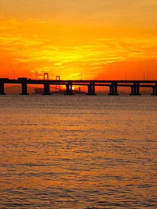 上联：落日眠平岸
下联：长桥卧海波
上联“落日眠平岸”与下联“长桥卧海波”构成一