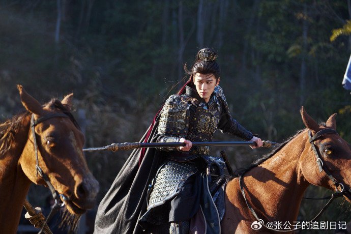 谁懂张凌赫这个看垃圾的眼神被张凌赫看垃圾的眼神爽到了 谁能抵抗张凌赫的眼神杀！轻