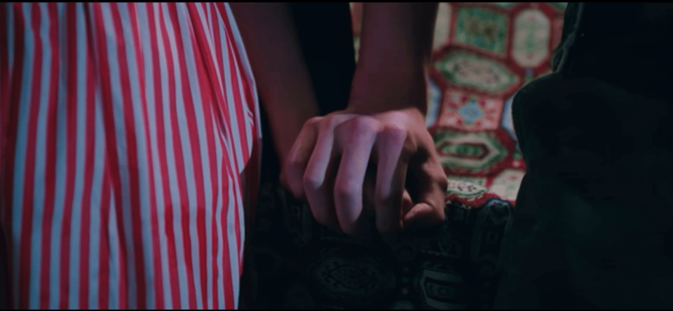 小拇指暧昧不打低端局 暮暮在聚餐时用小拇指撩拨靳朝，靳朝的回应满是宠溺，这种暧昧