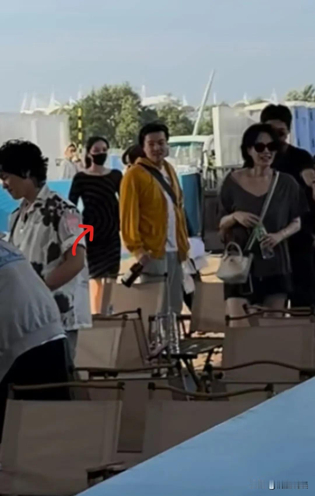 天后王菲现身阿那亚，女儿李嫣罕见陪同，生图的她，又美又飒，好酷啊！
留着一头俏皮