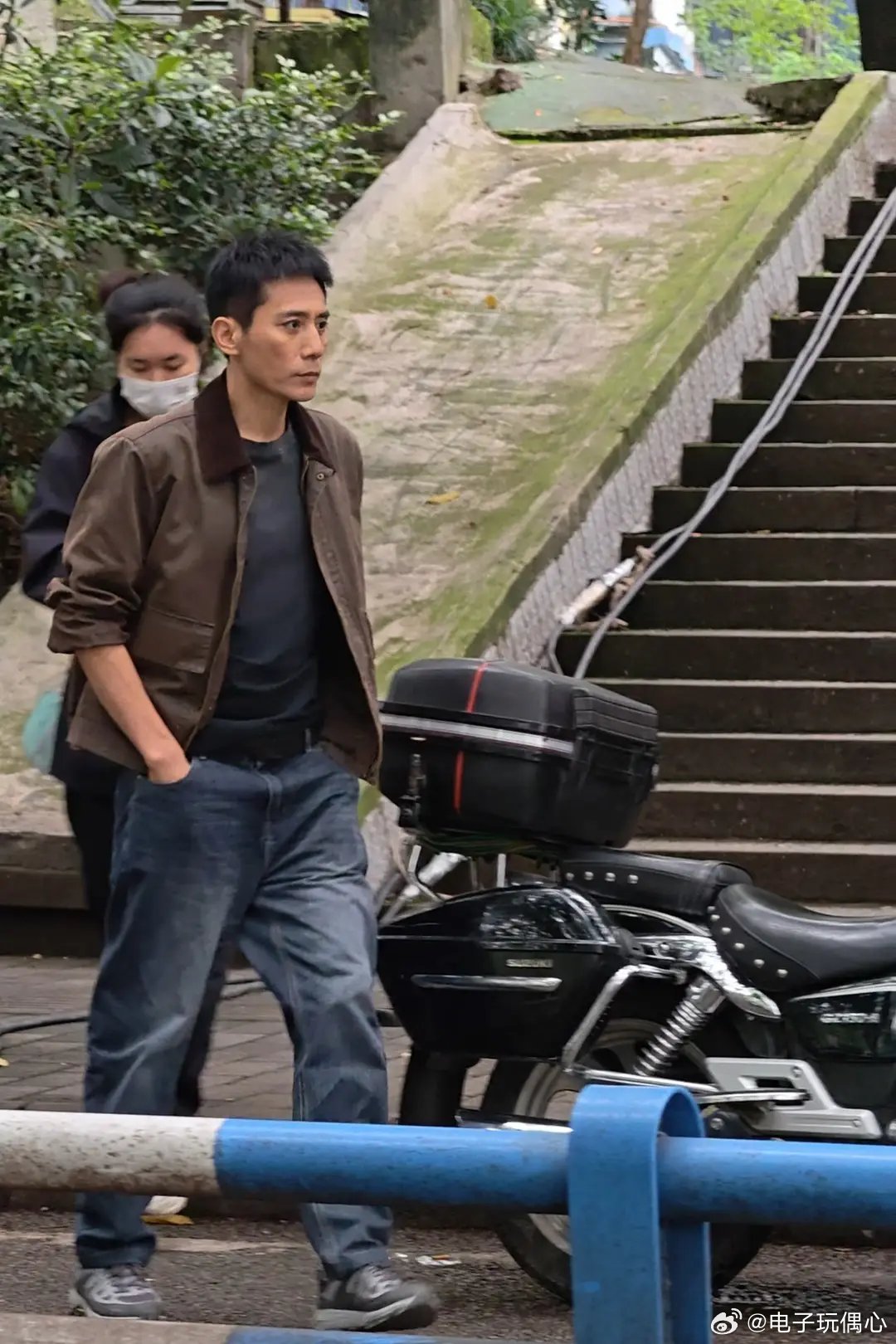 他都47岁了，怎么看上去流里流气的还像个20来岁的毛头小伙儿！ 