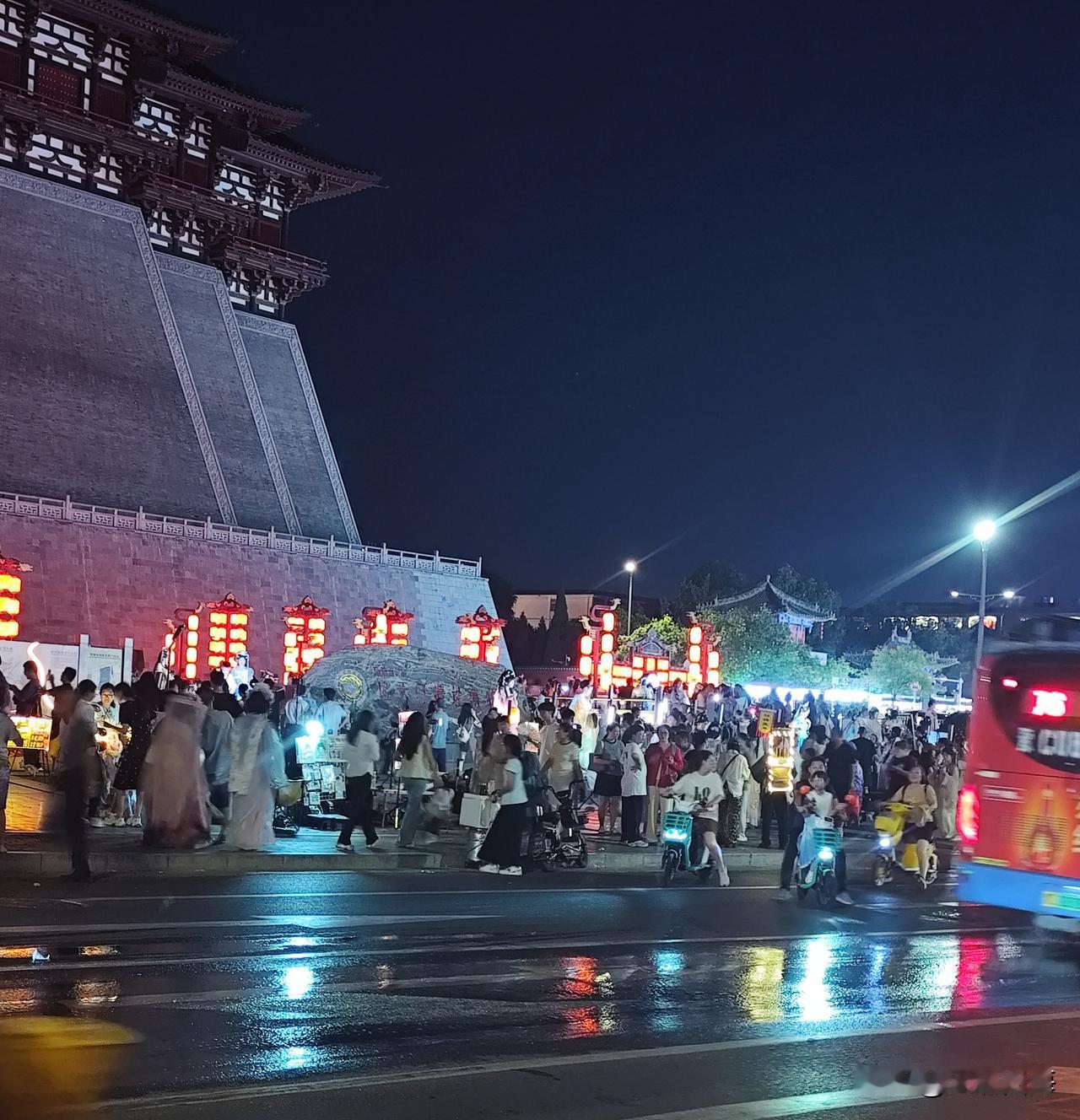 天热得如蒸笼，再热也挡不住奔赴神都的心，洛阳应天门灯火璀璨，游人依旧络绎不绝
天