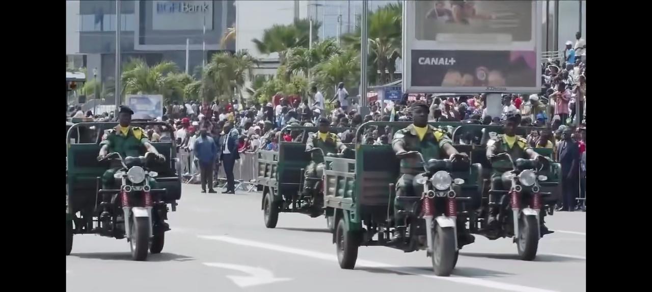 不要看不起穷朋友，他们常常给你撑足了面子。而在富人那里，你常常得到的是羞辱。
你