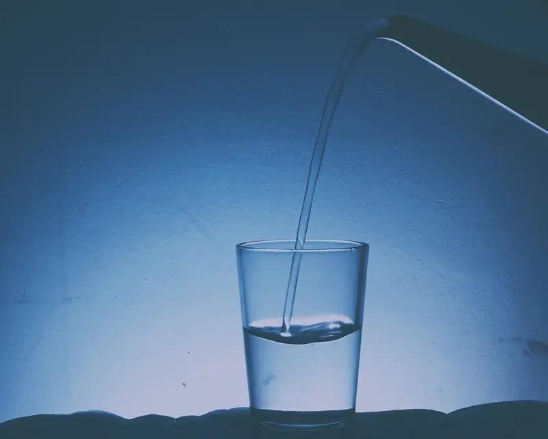 养生保健这事儿，我可有不少小方法。就说喝水，别等渴了才喝，每天至少1500 - 