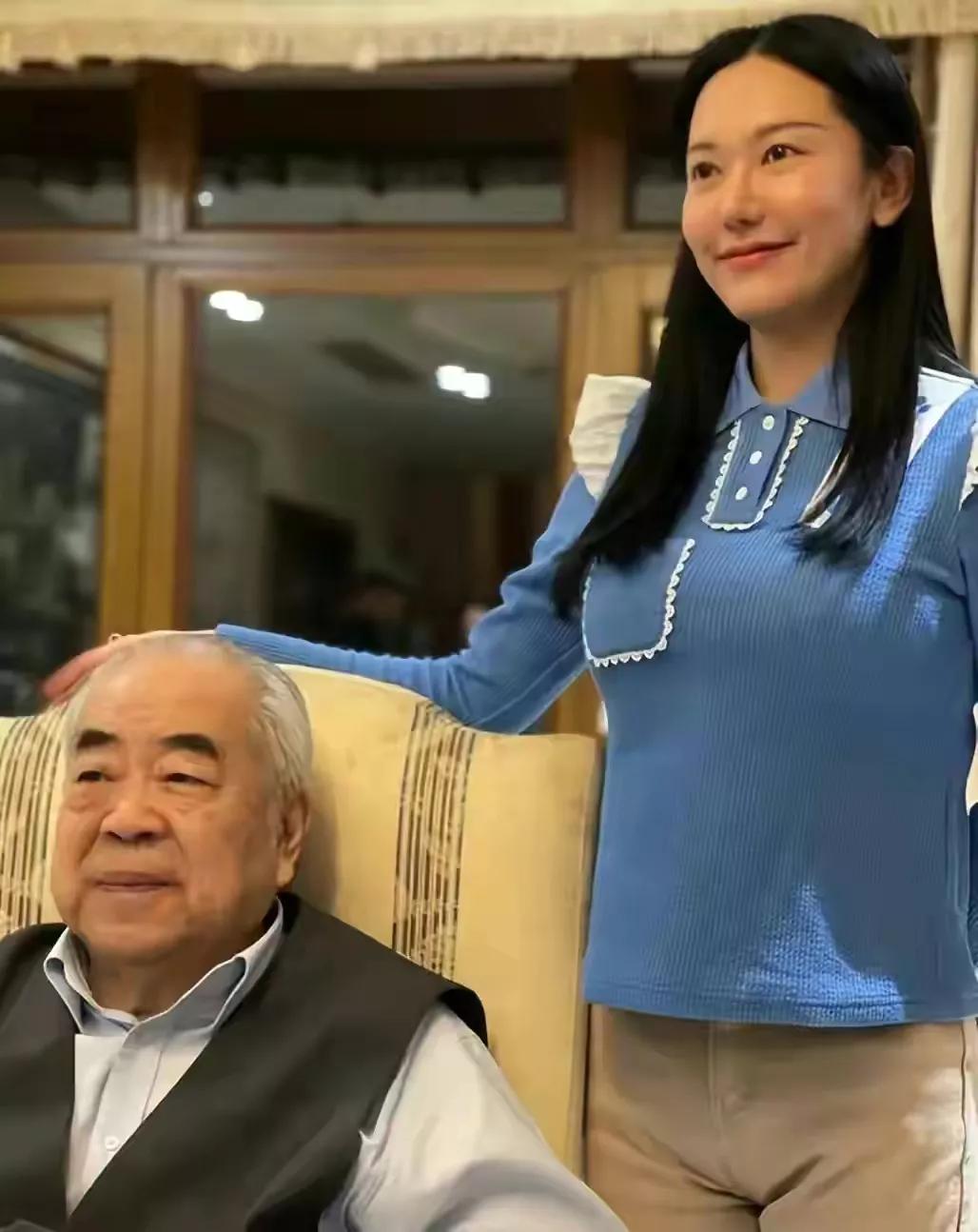 大家也不必说范曾老爷子的怪话。如此高龄还能迎娶年轻漂亮的小妻子是他的能耐，毕竟他