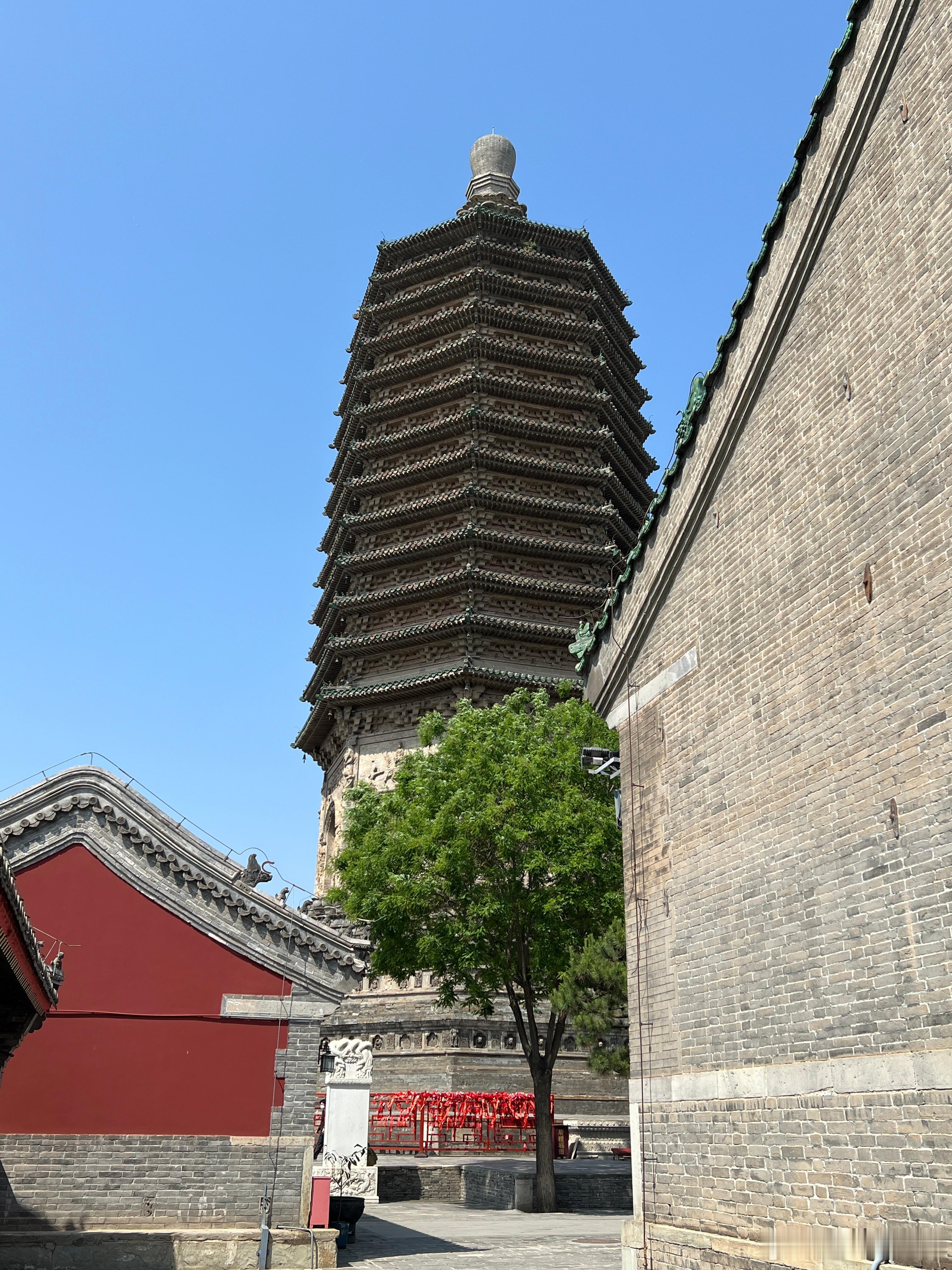 天宁寺密檐塔，辽，1119-1120年修建。北京地区我个人最喜欢的塔  ​​​