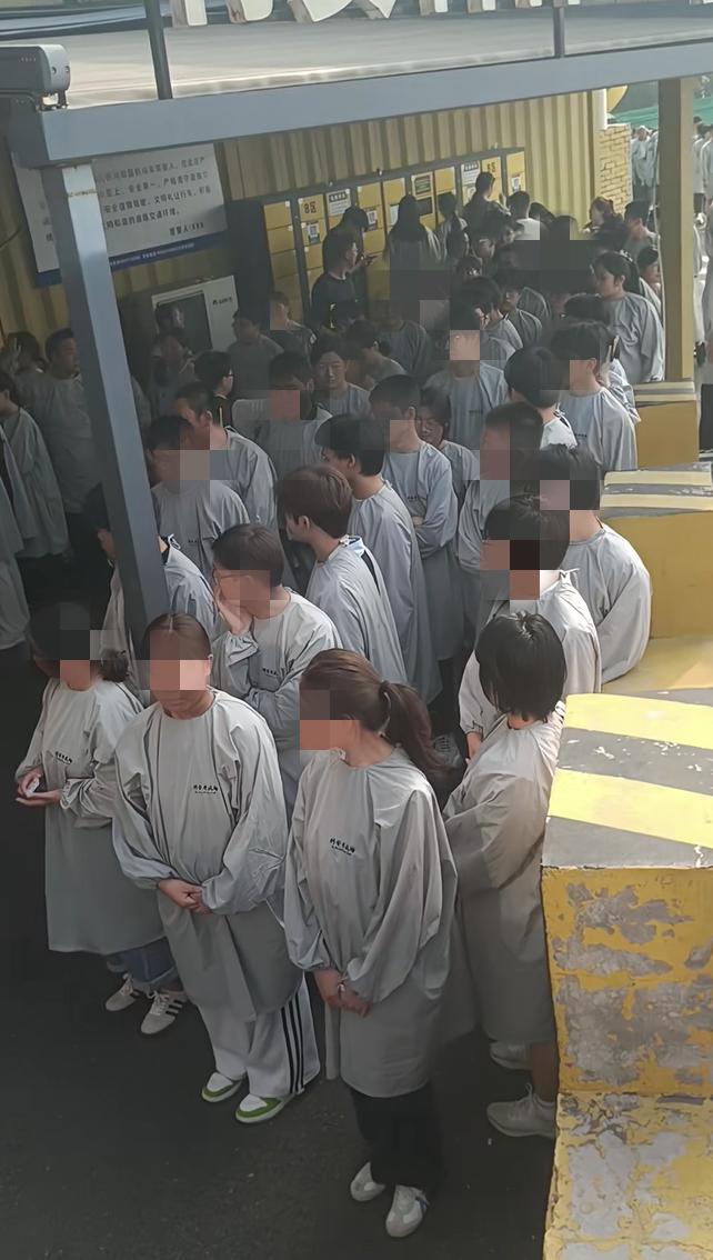 不好意思，我没忍住笑了，现在考科目一都要穿这种罩衣了？