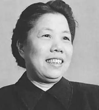 1992年邓颖超不幸离世，身后秘书赵炜特意向中央递交四项请求，谁料中央看完直接表