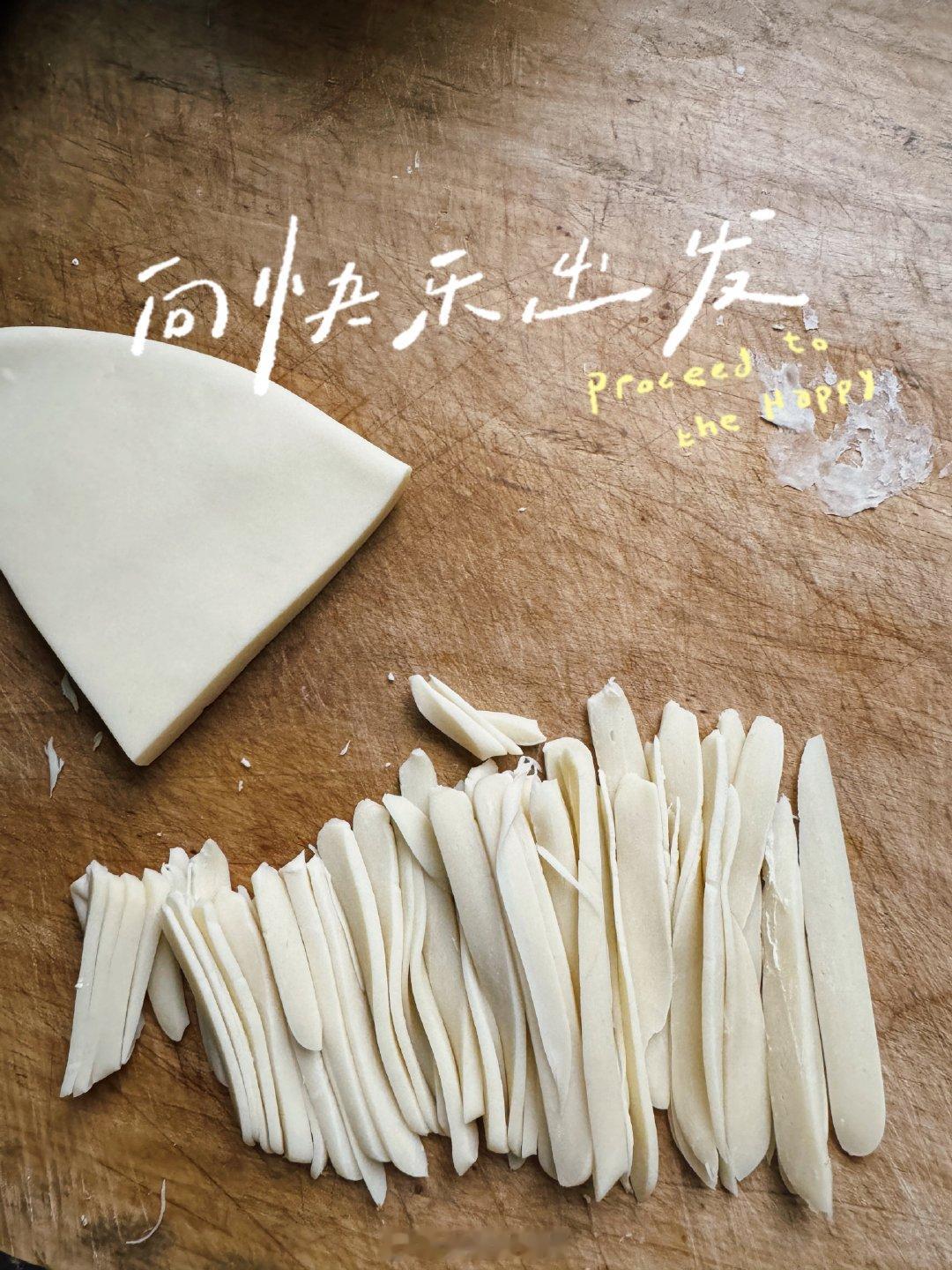 今天在吃面吃米之间还是选择了吃面，没有陕西人不喜欢吃面的吧油泼面的热烈，清茶的淡