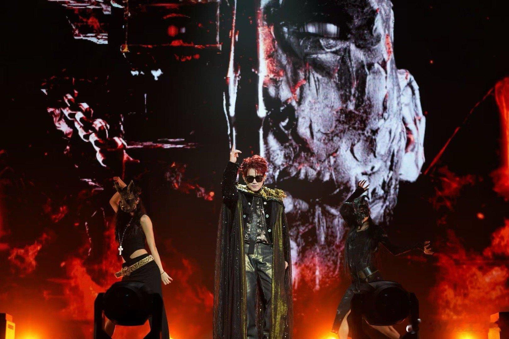 苏醒直播   巡演西安站刚刚结束几个小时，苏醒马上就开了直播！还以为刚在演唱会上