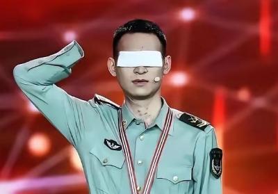 网上有人给杜富国算了笔账：月津贴3万2，国家分了180平的房子，水电燃气全免。看